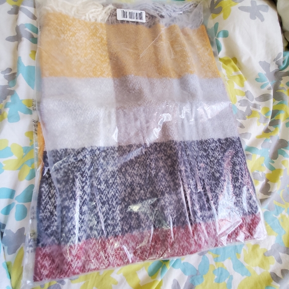 NWT Etereo Boucle Check Scarf - Picture 4 of 7
